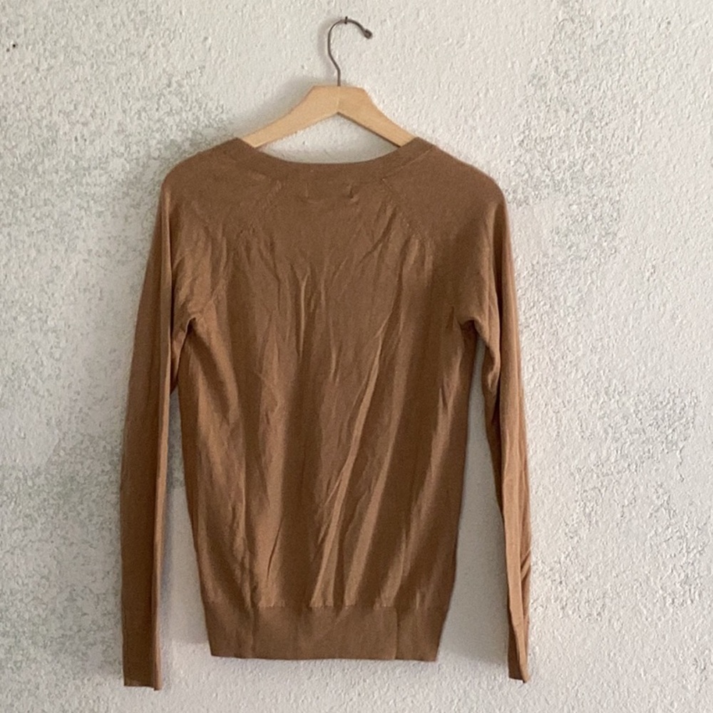 Banana Republic Women's V-Neck Longsleeve Camel Sweater Size XS NWT - Picture 2 of 6